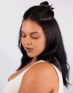 gif of model applying the wrap & snap duo extension in black on the hair